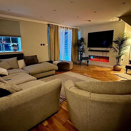 Villa Entire House With A Large Lounge Leverstock Green Exterior foto