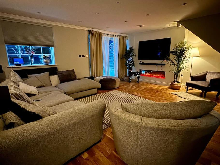Villa Entire House With A Large Lounge Leverstock Green Exterior foto